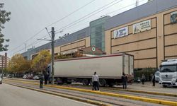 Kontrolden çıkan tır tramvay yoluna girdi, seferler aksadı