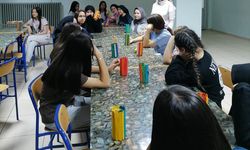 Okul pansiyonunda, "Atık Kağıt ve Muhtelif Ambalajdan Aksesuar Yapımı" kursu