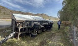 Seyir halindeyken direksiyonu kitlenen kamyon şarampole devrildi