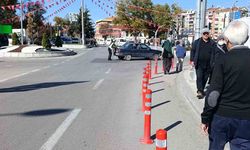 Trafikte yolun ortasında kalan otomobili kadın polis tek başına ittirerek çalıştırdı