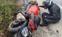 MOTOSİKLET DEVRİLDİ: 1 YARALI