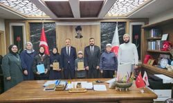 Birinci olan Öğrencilere Hediye Takdimi