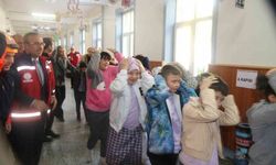 Deprem anında yapılması gerekenler öğrencilere uygulamalı olarak gösterildi