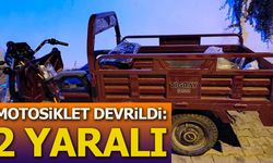 MOTOSİKLET DEVRİLDİ: 2 YARALI