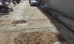 Belediyenin onarmadığı çukurları vatandaş düzeltmeye çalıştı