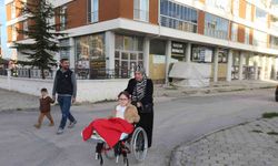 Bir bacağı kısa olan kızını her gün okula kucağında taşıyan anneden ‘asansör’ talebi