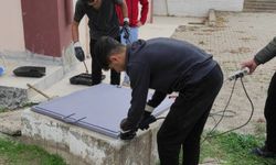 Emet’te Mesleki ve Teknik Anadolu Lisesi öğrencileri eski ve riskli rögar kapaklarını yenileriyle değiştirdi