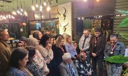 Eski öğrencilerinden emekli öğretmene duygulandıran Öğretmenler Günü sürprizi