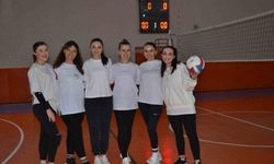 Kadın öğretmenlerden oluşan voleybol takımı erkeklere meydan okuyor