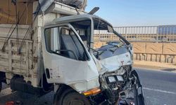 Kamyona çarpan karton yüklü kamyonetin 70 yaşındaki sürücü yaralandı