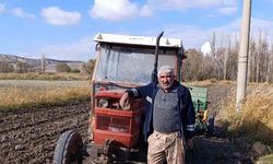 Kıraç toprağı eken çiftçi yağmur için dua ediyor