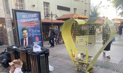 Plastik şişeler için kurulan geri dönüşüm kafesi çöplerle dolduruldu