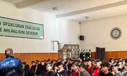 Polisten lise öğrencilerine yönelik eğitim çalışması