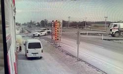 Sokağa dönmek isteyen otomobile arazi aracı çarptı