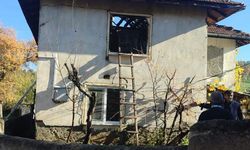 Tavşanlı’da 2 katlı ahşap ev yandı