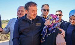 Köyünün ilk asfaltını Sebahat teyze attı