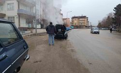 Araç yangınını vatandaşlar söndürdü