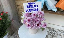 Bir saksıya ayırdığı çiçekleri küçük çocuklar için ücretsiz yaptı
