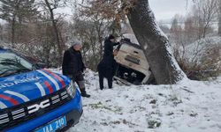 Domaniç'te gizli buzlanma kazaya sebep oldu, minibüs şarampole yuvarlandı