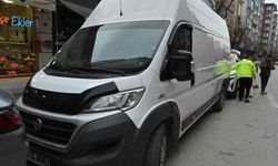 Kamyonet sol şeritte taksiden inen kadının ayağını ezdi