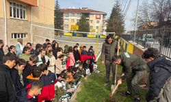 Kütahya'da öğrenciler fidanları toprakla buluşturdu