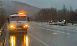 Refüje devrilen otomobil sürücüsü yaralandı