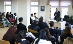 Rektör Kızıltoprak, ’Siyasi Tarih Dersi’ni Mustafa Hakkı Yeşil Kütüphanesi’nde işledi