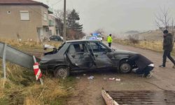 Trafik levhasına çarpıp hurdaya dönen araçta 3 kişi yaralandı