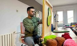 Tüm birikimi ile açtığı halı dokuma atölyesinde hayallerini kumaşa döküyor