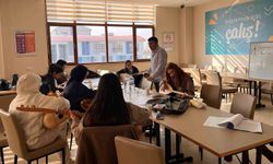 Yurttaki kız öğrenciler bağlama çalmayı öğreniyor