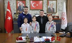 Dereceye giren minik yüzücülerden Bilecik’e gurur