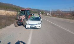 Traktör ile Otomobil Çarpıştı: 4 Yaralı
