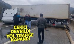 Çekici Devrildi, Yol Trafiğe Kapandı