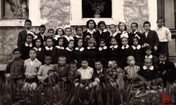 Taş Mektep Önünde Öğrenciler