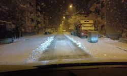YOLLARI TEMİZLEYEN KEPÇE OPERATÖRÜNE ÇOCUKLAR KAR TOPLARIYLA KARŞILIK VERDİ