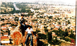 Osmaneli Manzarası Önünde Bir Arkadaş Grubu