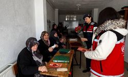 Jandarmadan kadınlara çiçekli sürpriz