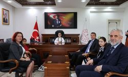 23 Nisan’da Makam Çocuklara Emanet Edildi