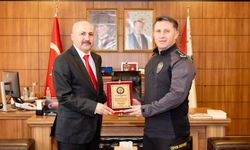 Emniyet teşkilatında emekliye ayrılan komisere plaket