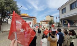 Minik Kalplerden Bayrağa Büyük Sevgi