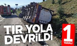 Tır Yola Devrildi: Sürücü Yaralandı
