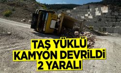 Taş yüklü kamyon devrildi: 2 yaralı