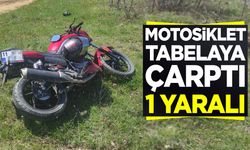 Motosiklet tabelaya çarptı: 1 yaralı