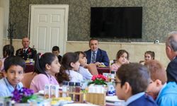 Vali Sözer, Öğrencilerle Jandarma Tesisinde Buluştu