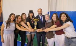 ÜNİVERSİTEDE BAHAR SPOR ŞÖLENİNE ÖDÜL TÖRENİYLE TAÇLANDI