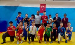 Güreşçiler Minderde Ter Döktü