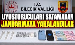 Uyuşturucuları satamadan jandarmaya yakalandılar