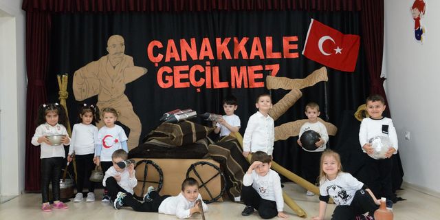 BOZÜYÜK BELEDİYESİ GÜNDÜZ ÇOCUK OYUN VE BAKIMEVİ’NİN MİNİK ÖĞRENCİLERİ “ÇANAKKALE GEÇİLMEZ” DEDİ