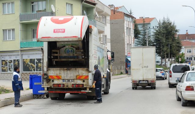 Çöp konteynırları yıkanarak temizlendi
