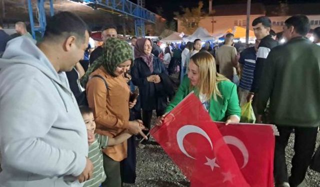 Pazaryeri’nde 30 Ağustos Coşkusu: 5 bin kişiye Türk Bayrağı dağıtıldı